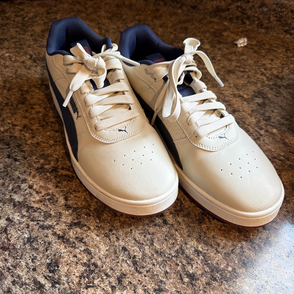 Men’s Pumas size 8